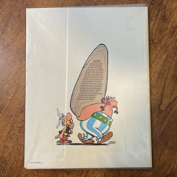 EUC Asterix and The Laurel Wreath Comic (1980) English edition - Picture 2 of 5
